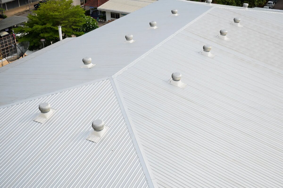 Commercial flat roof with proper ventilation system in Massachusetts